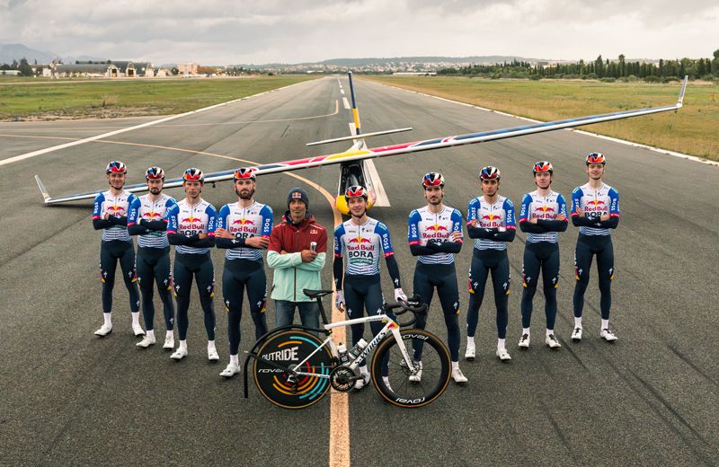 Los ciclista del Red Bull BORA que han partiicpado en el reto Pelotón TakeOff junto al piloto Andy Hediger