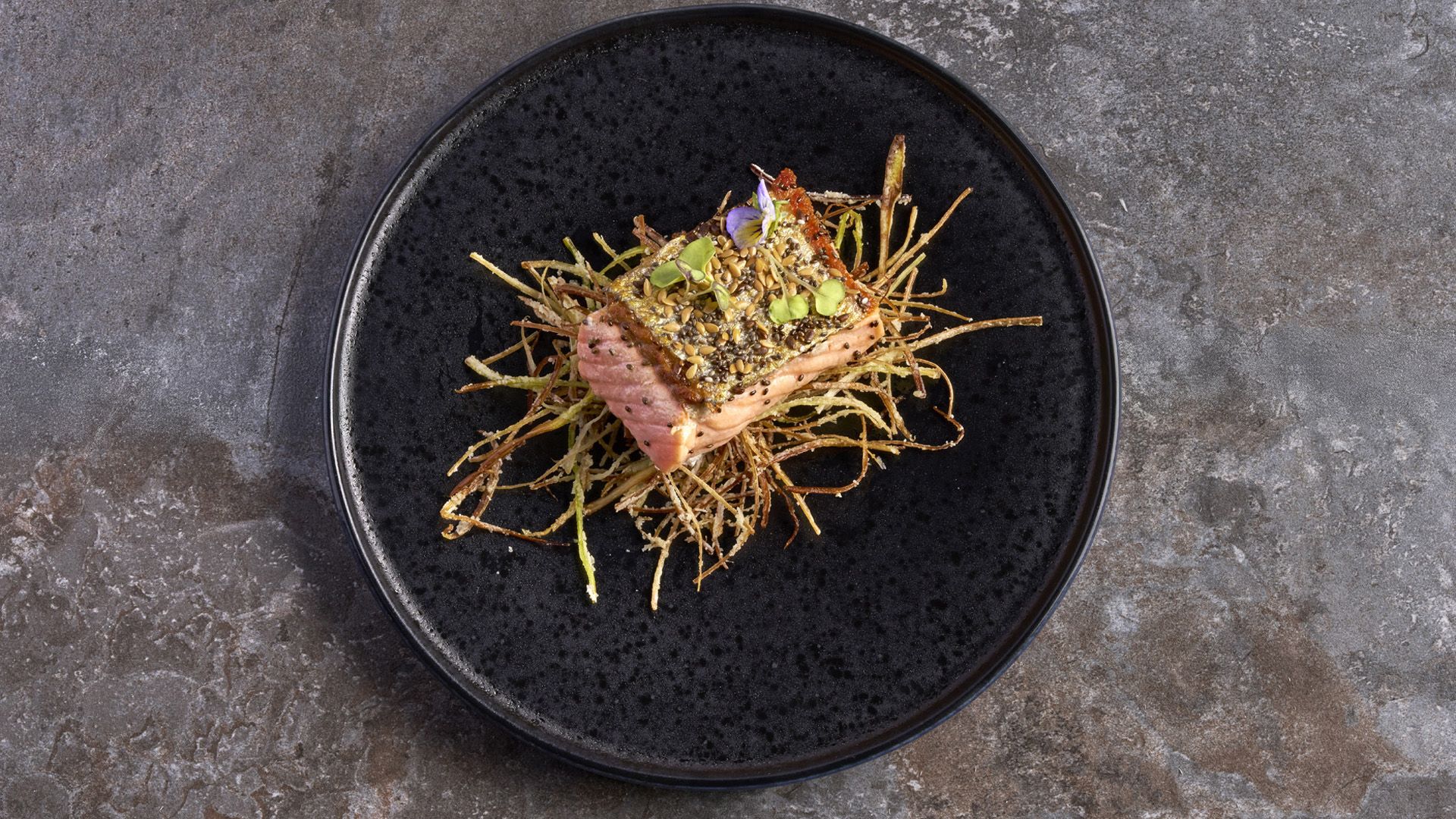 ¿No sabes que cocinar? Aquí tienes una vídeo receta de salmon sobreasado sobre puerros fritos