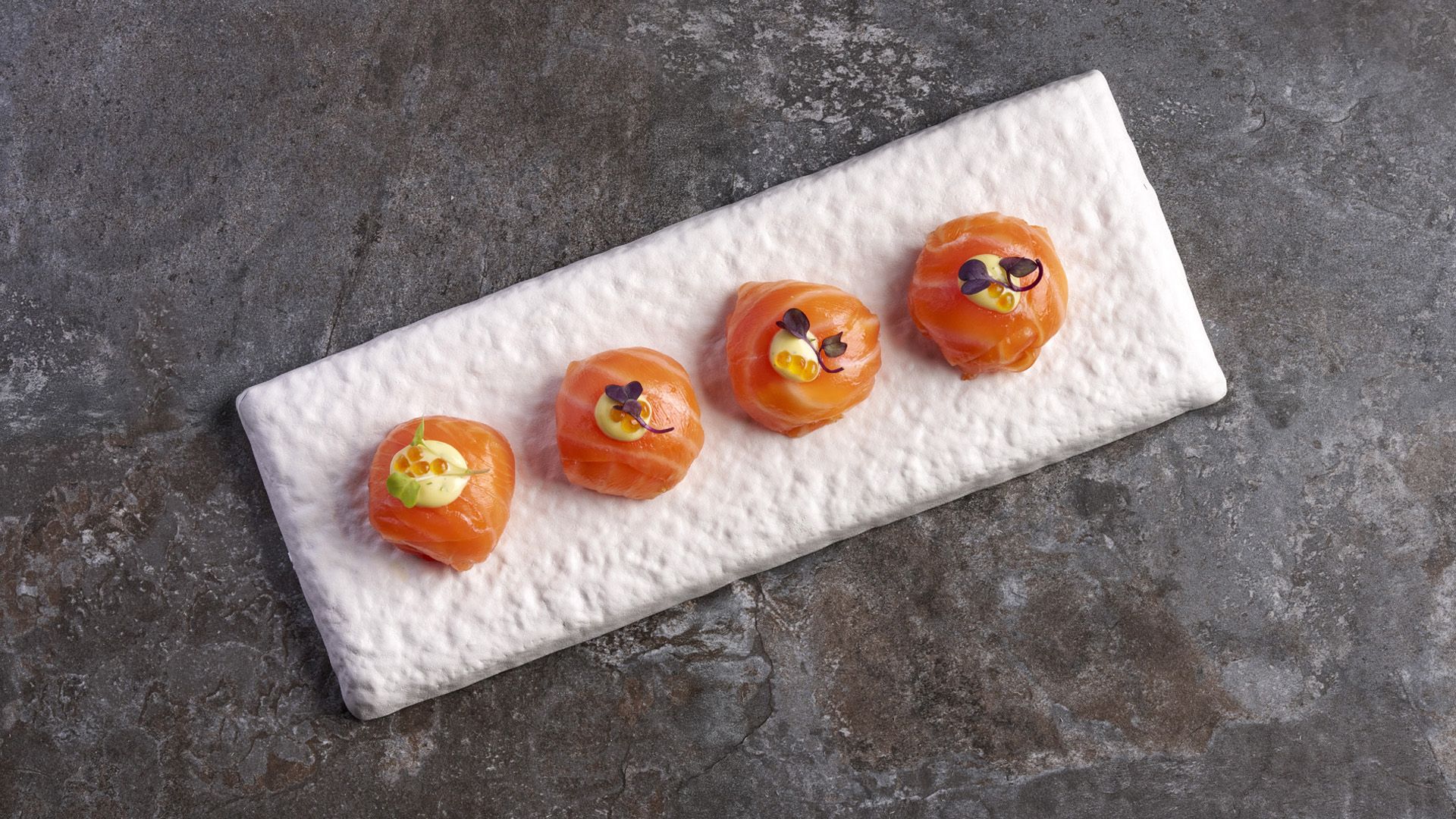 Bombones de salmón ahumado rellenos de queso cottage y mahonesa de eneldo