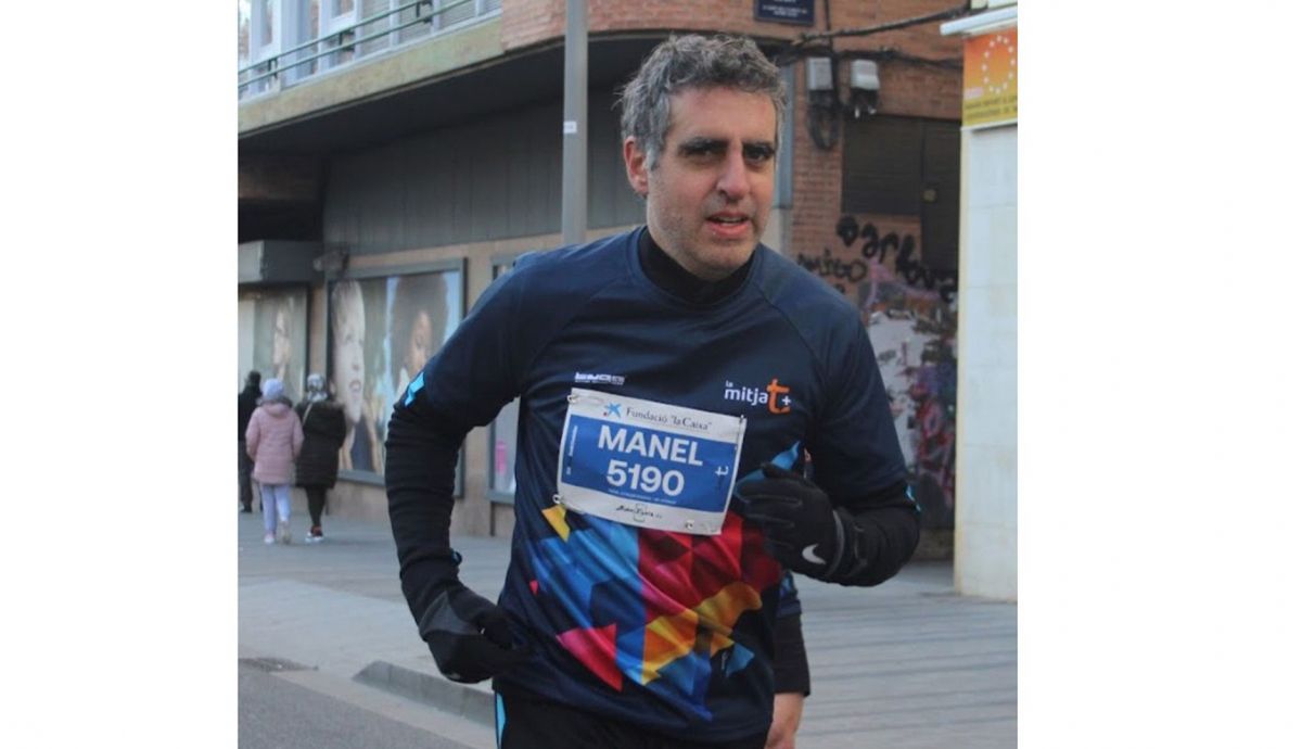 Dr. Manel Esteller corriendo la Mitja de Terrassa en 2022