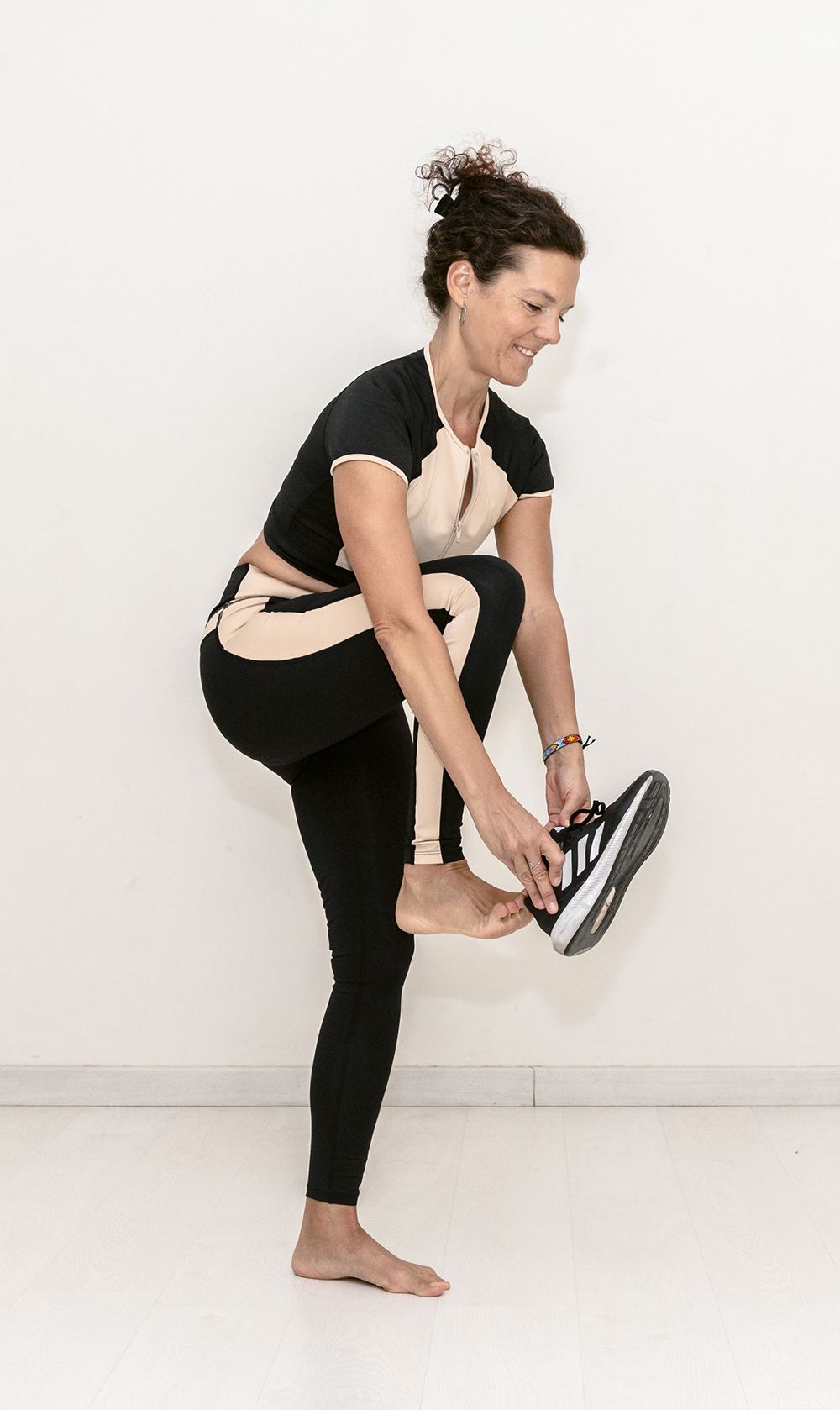 Prueba a quitarte y ponerte los zapatos sin apoyos