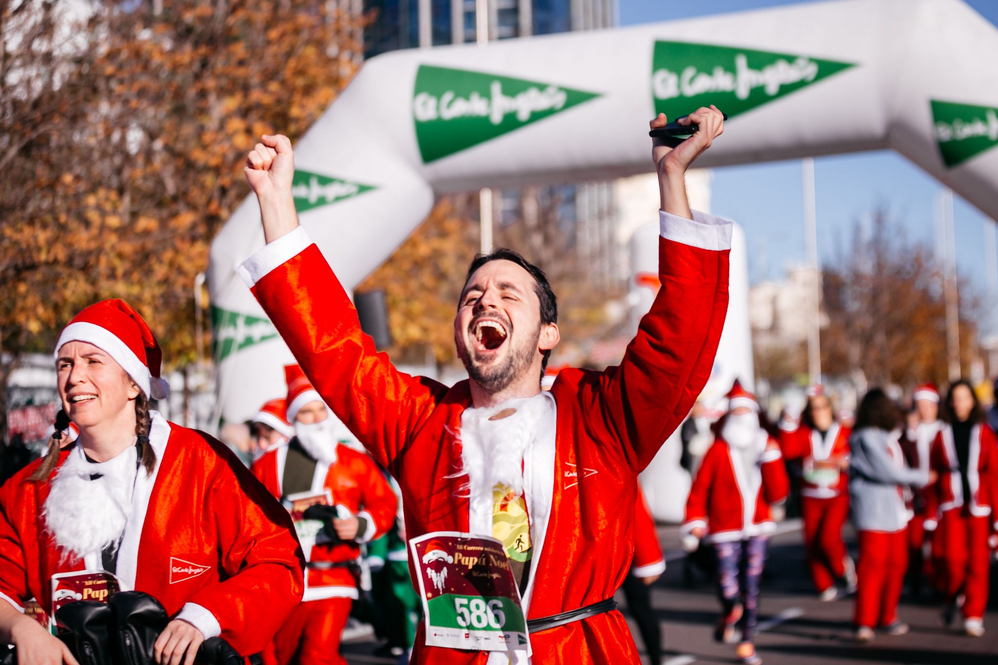 La alegría de la llegada a meta en la Carrera Papá Noel El Corte Inglés de Madrid