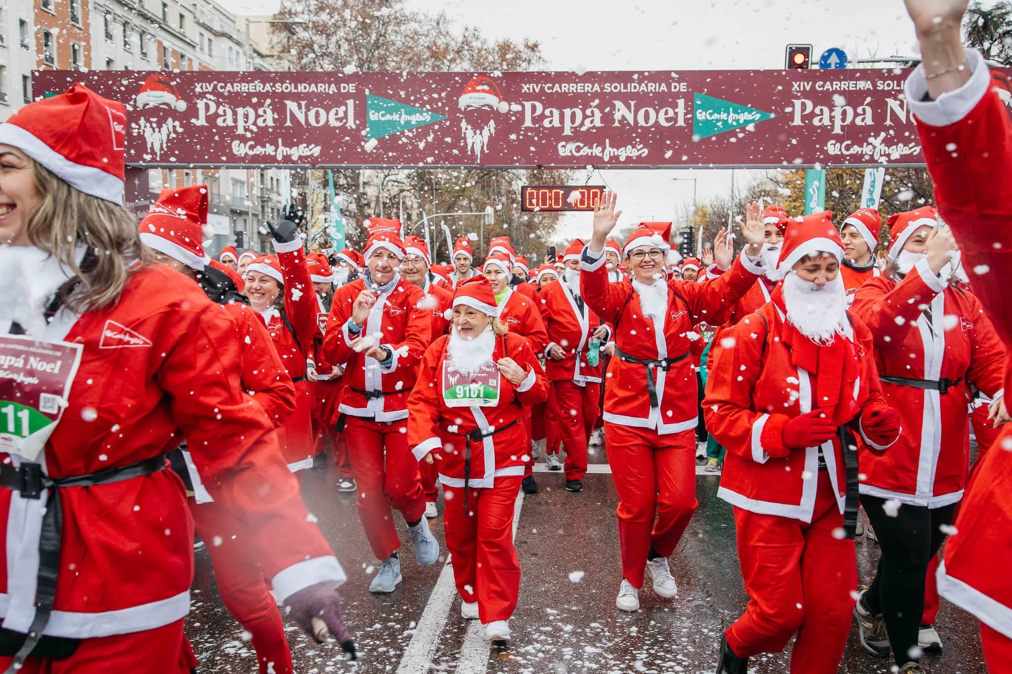Salida de la Carrera de Papá Noel El Corte Inglés de Madrid 2025