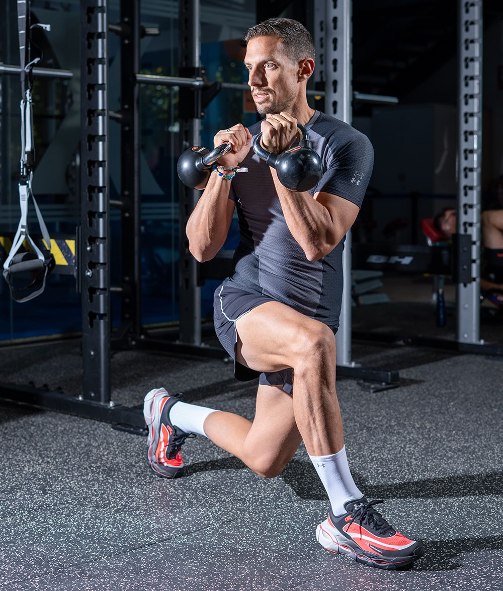 Zancada con giro de tronco