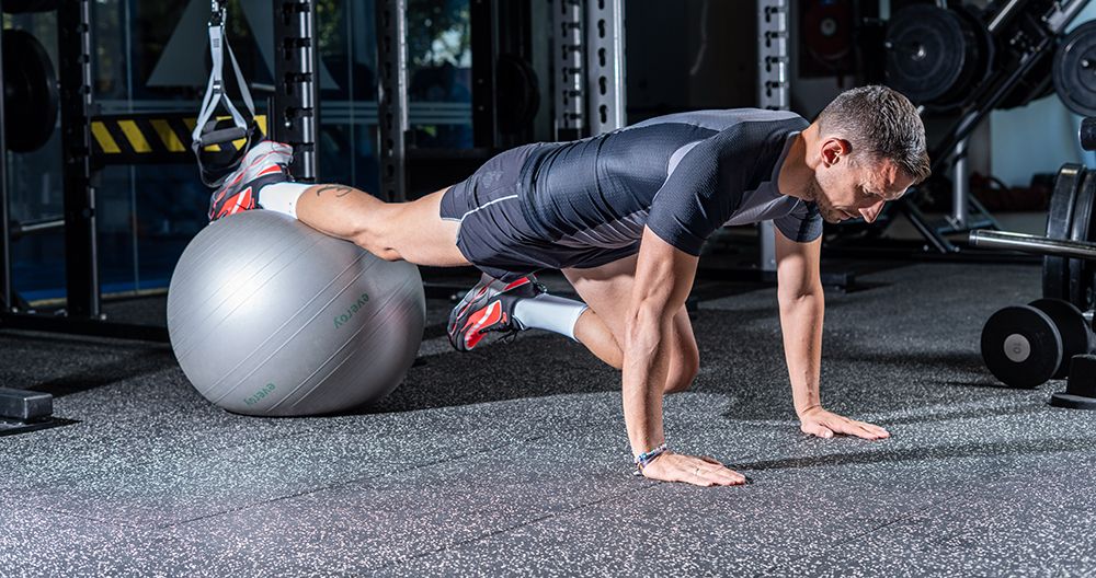 Plancha sobre Fitball unilateral + Flexión de rodilla y Flexión