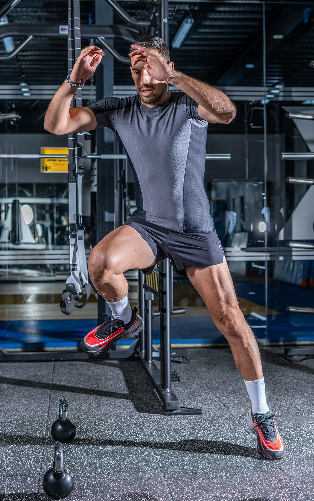 Salto lateral unipodal con pausa