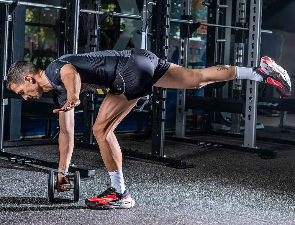 Peso muerto unilateral con mancuerna tocando suelo y elevando pierna contraria