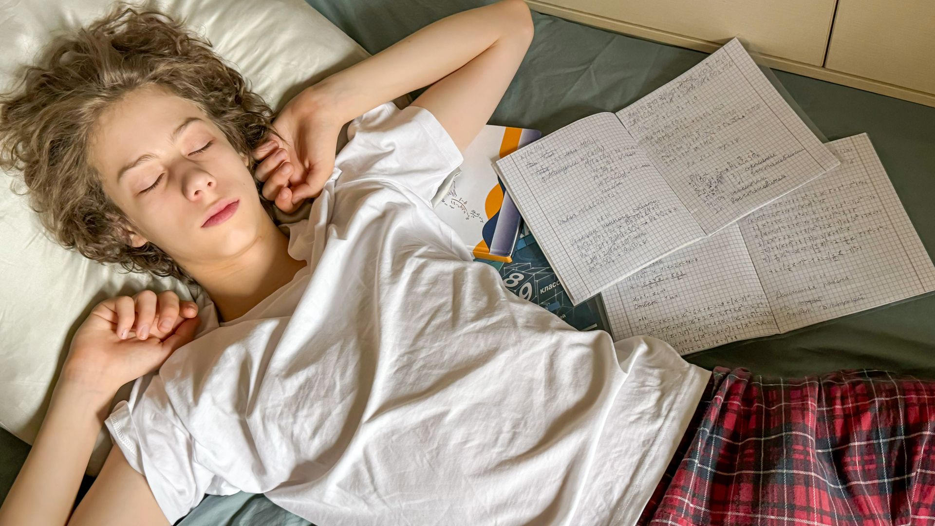 Dormir extra fin de semana para mejorar salud mental en adolescentes