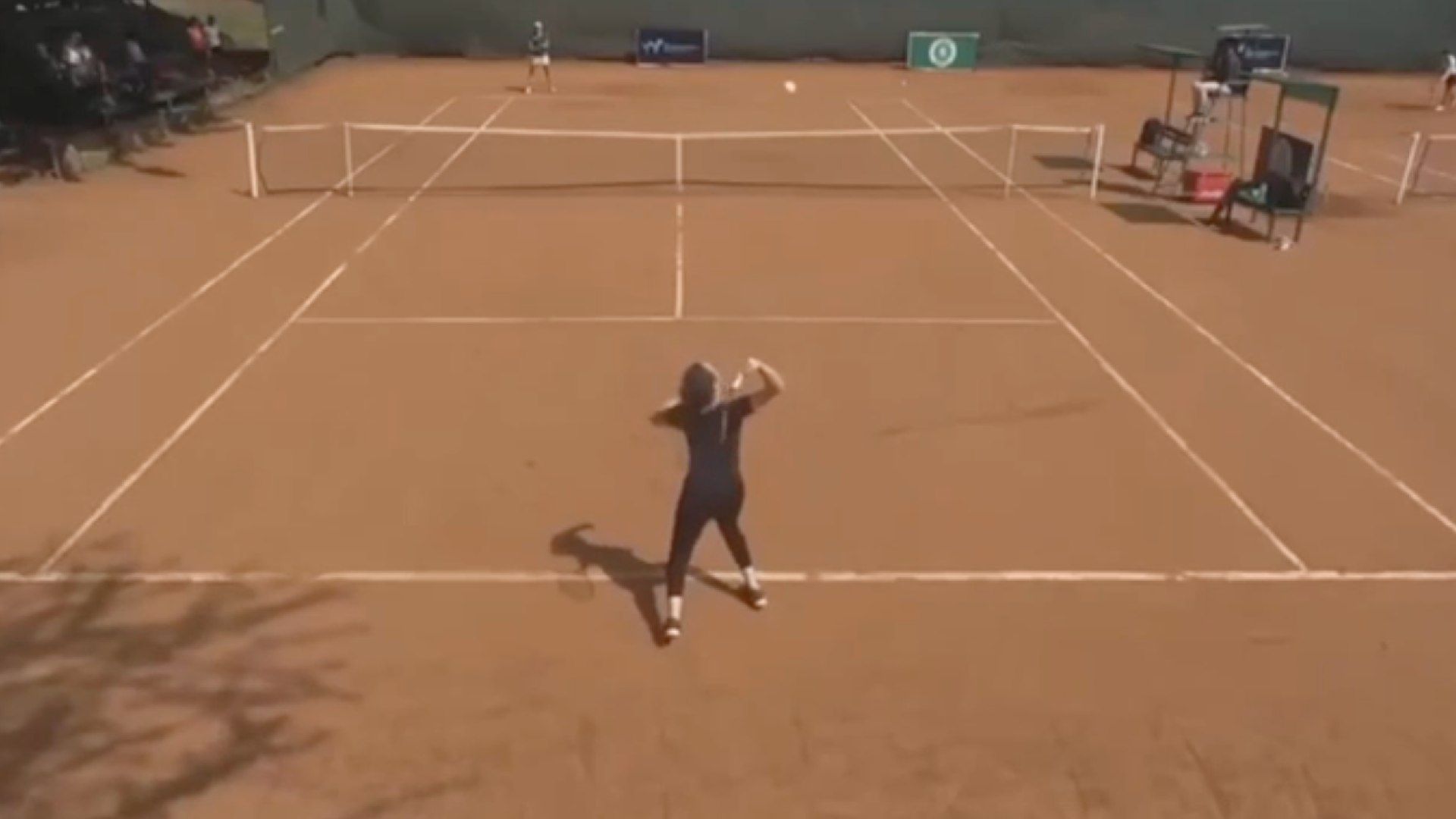 Así juega 'la Moussambani del tenis'