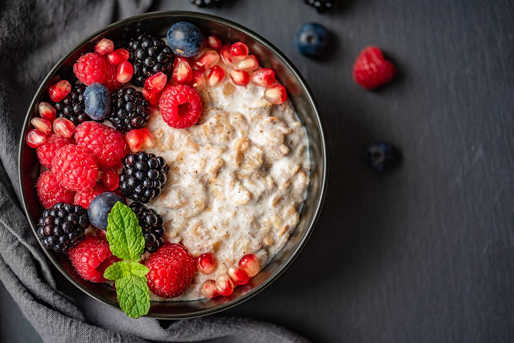 Bol de avena con frutos rojos