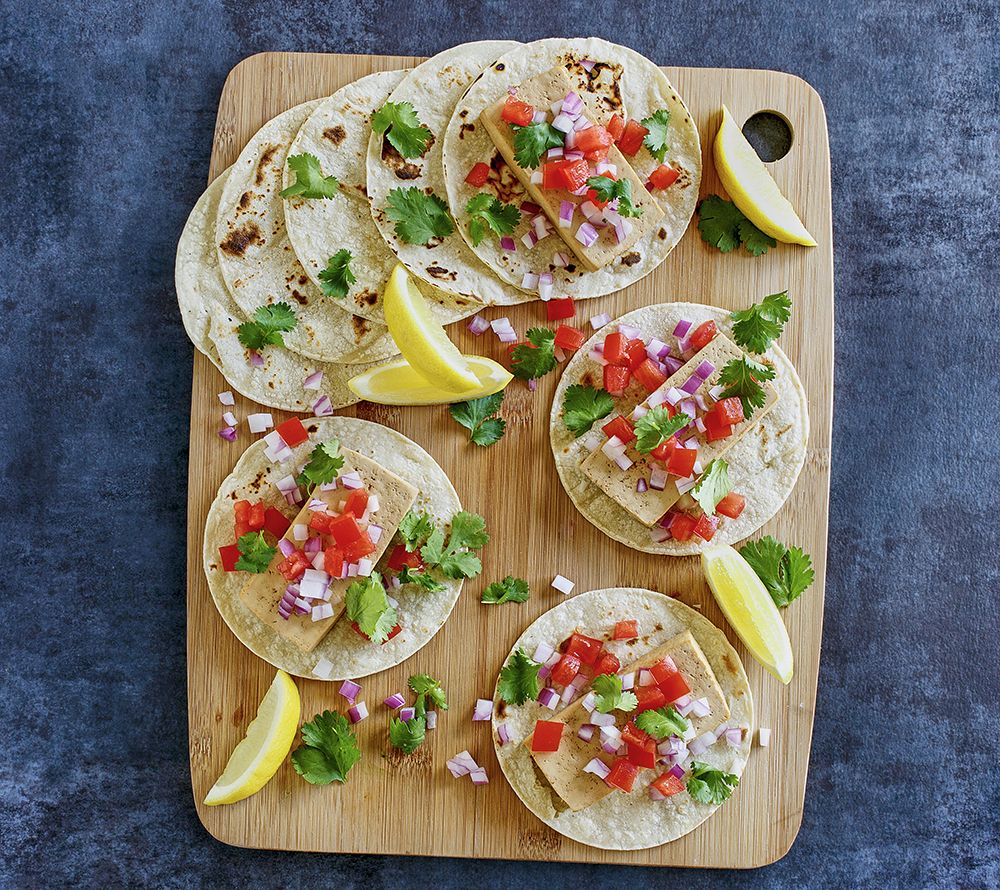 Tacos de lechuga con tofu y tomate