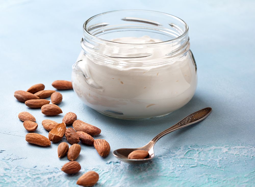 Yogur griego con almendras y miel