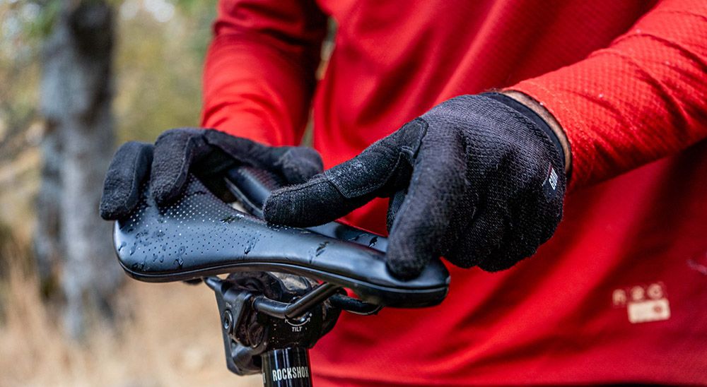 Sentarnos en el punto con más inclinación de la subida en la punta del sillín