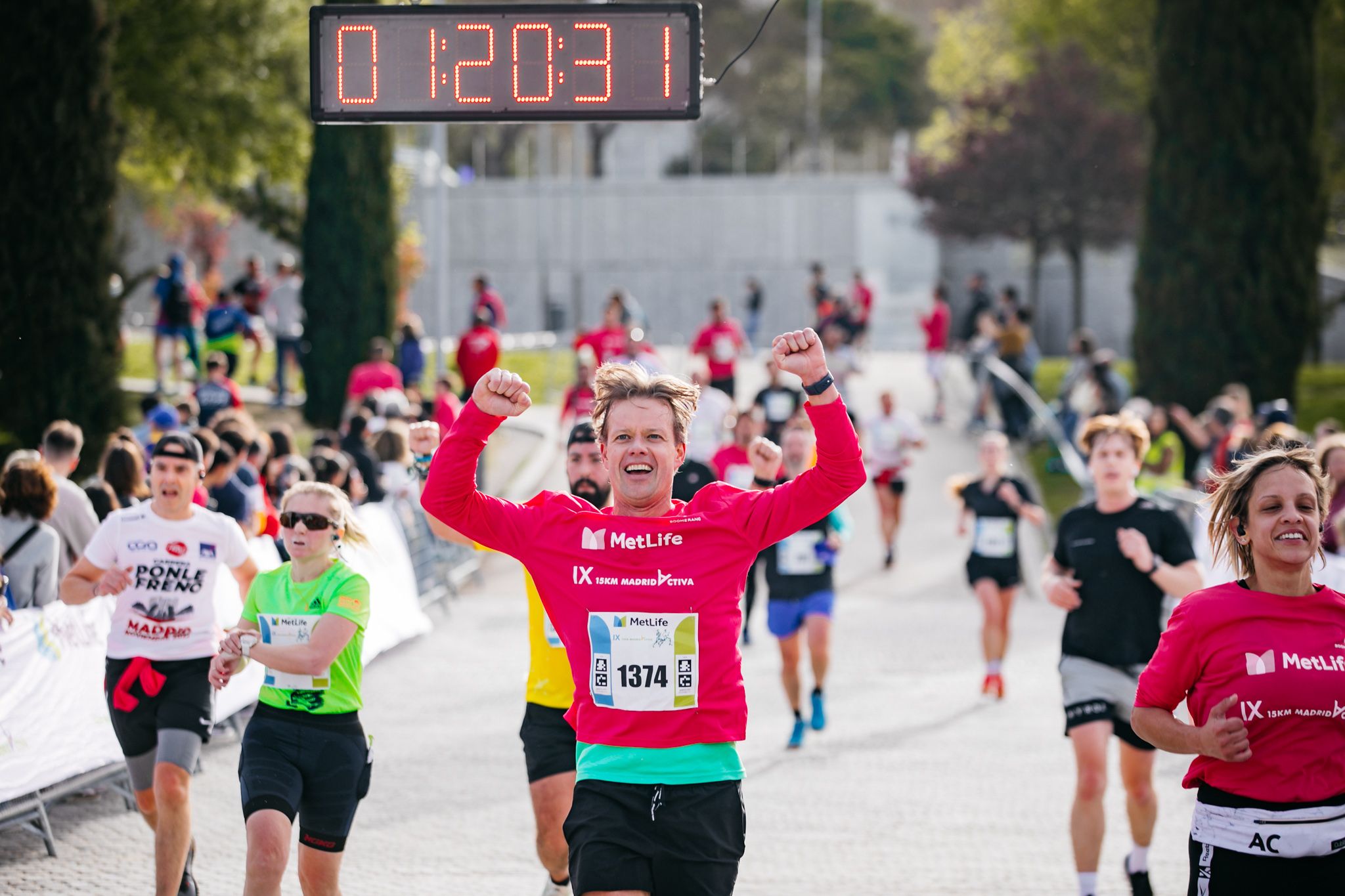 Emoción en la meta de la Metlife 15KM Madrid Activa