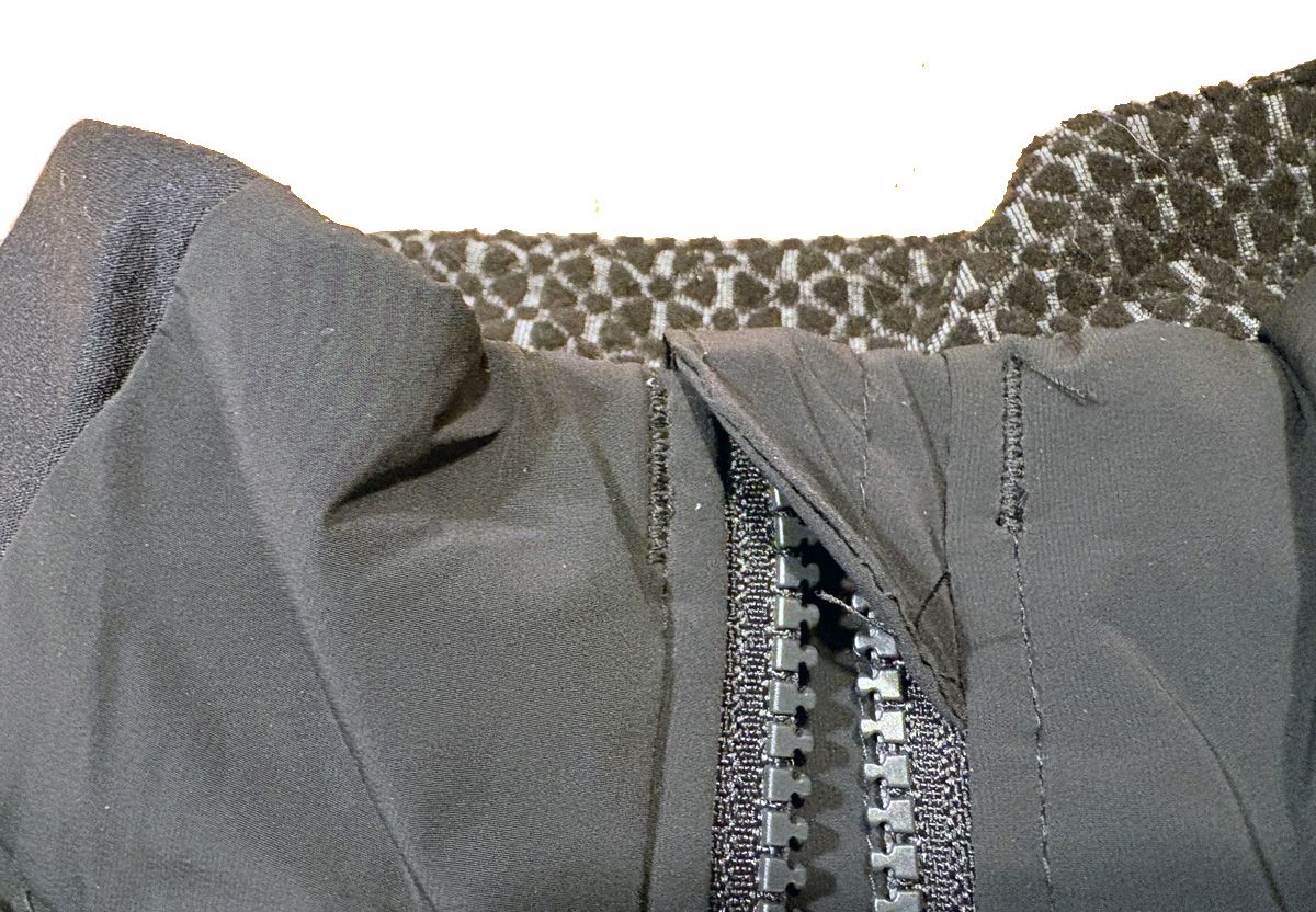  La parte alta de la cremallera tiene una tapeta para que no llegue a contactar con la piel de tu cuello. 