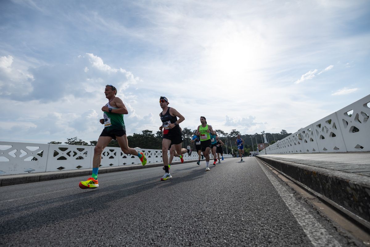 Corredores de la Media Maratón Entre Rías camino de Sanxenxo