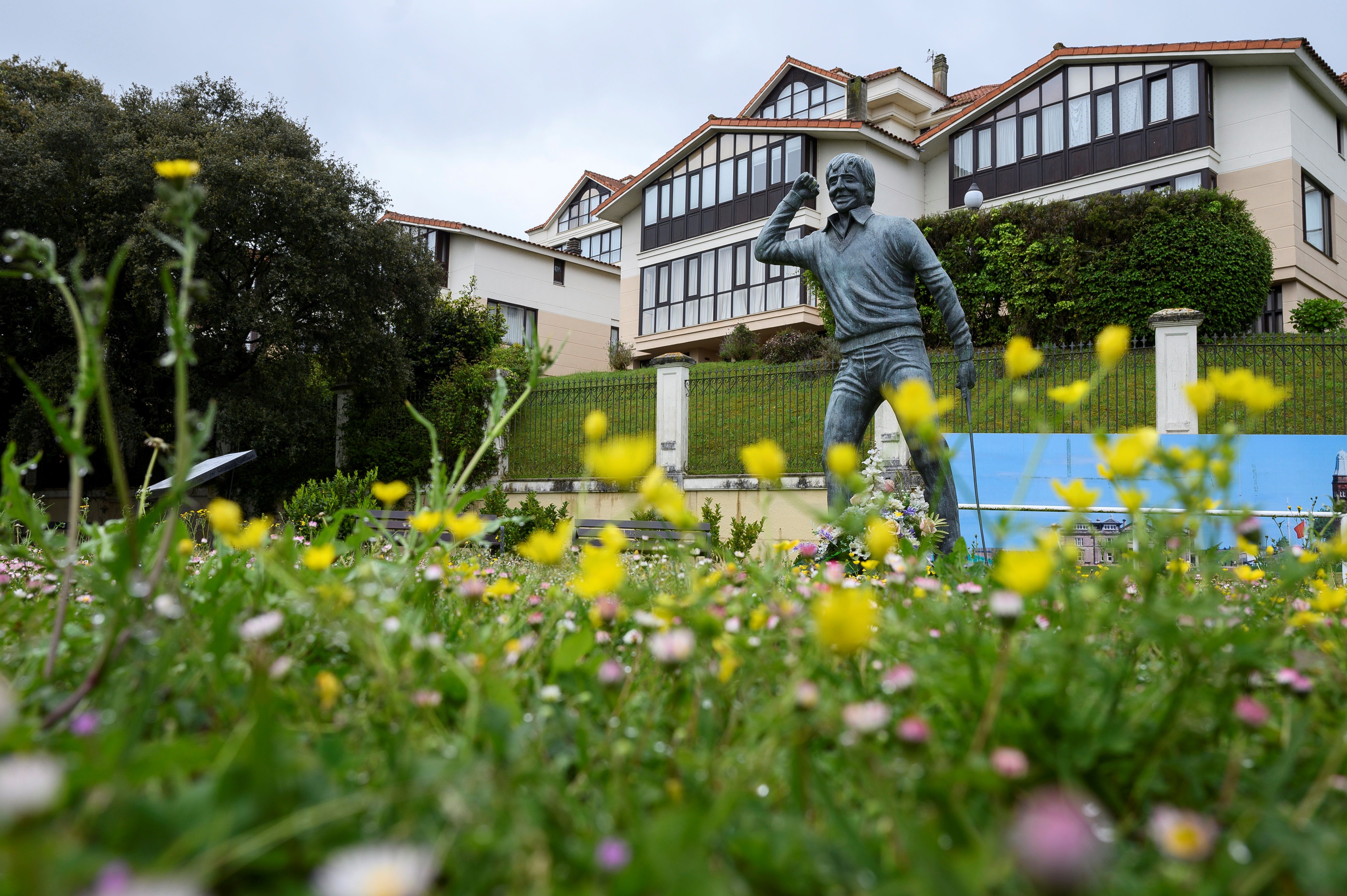 Hallan troceada, para su venta, la estatua de 'Seve' y detienen a un hombre por su robo