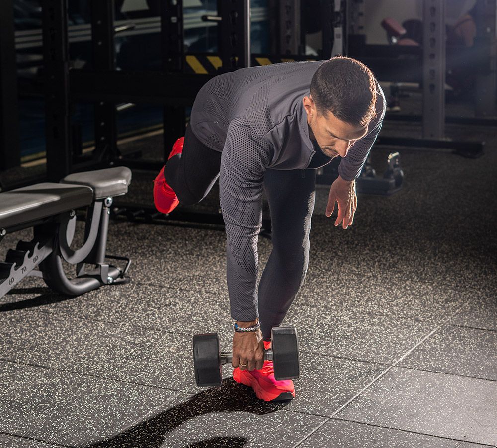 Peso muerto unilateral con carga (Cadena Posterior y Core)