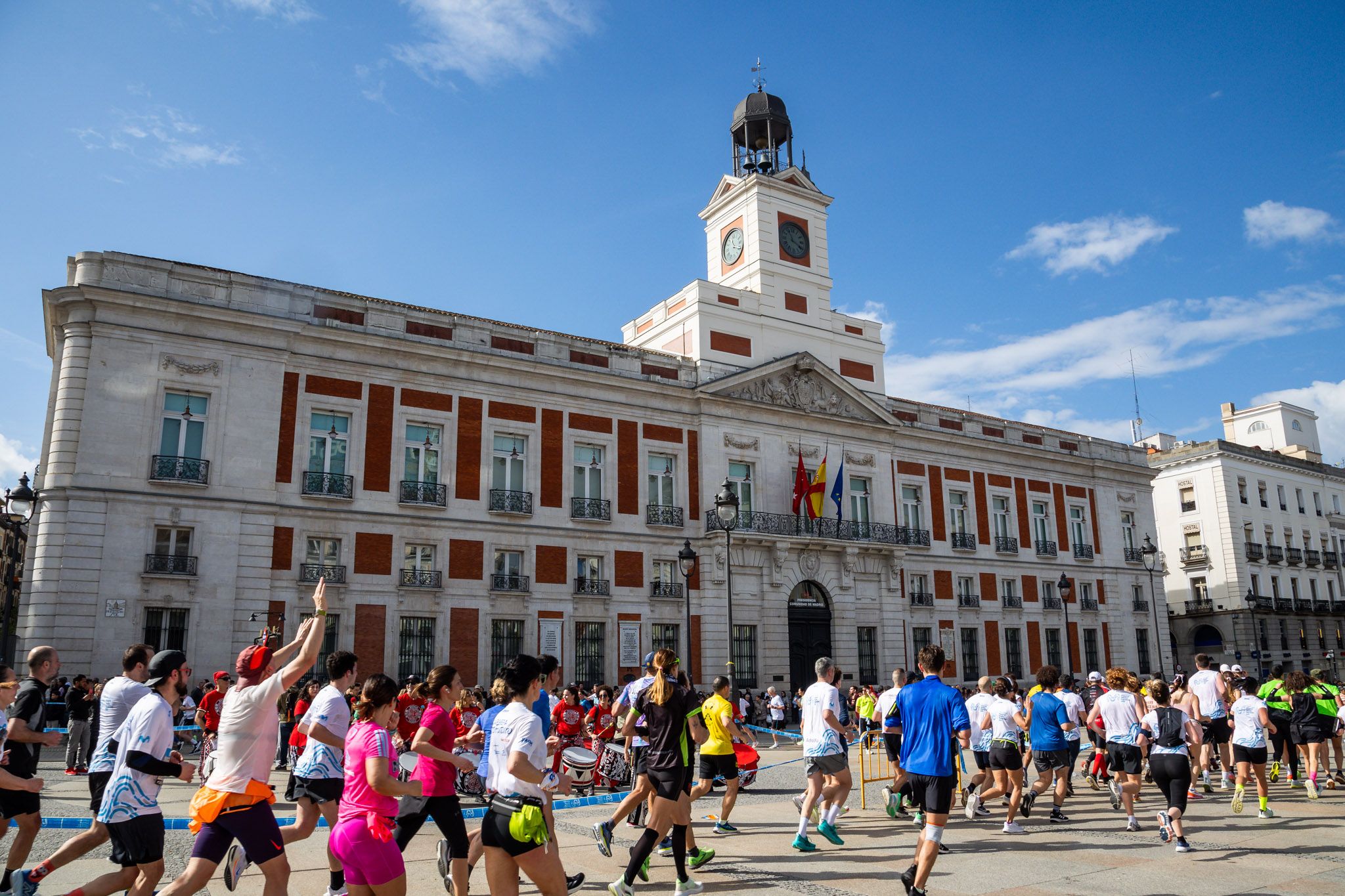 Movistar Medio Marathon Madrid a su paso por la Puerta del Sol. AD MARATHON