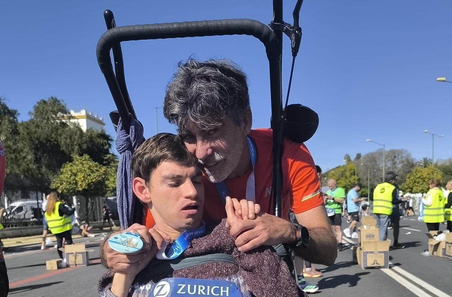 José Manuel y Pablo Roas en la meta del Zurich Maratón de Sevilla 2026