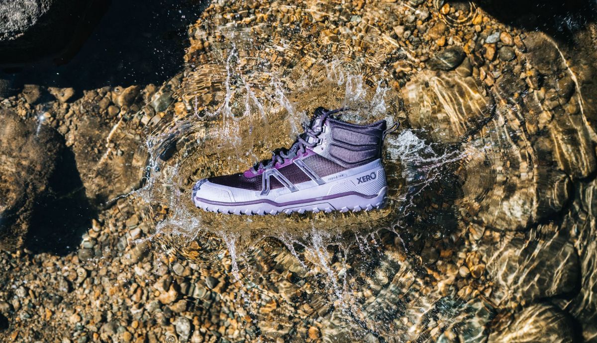 Probando la impermeabilidad de las botas de montaña barefoot. Xero Shoes Scrambler Trail Mid WP