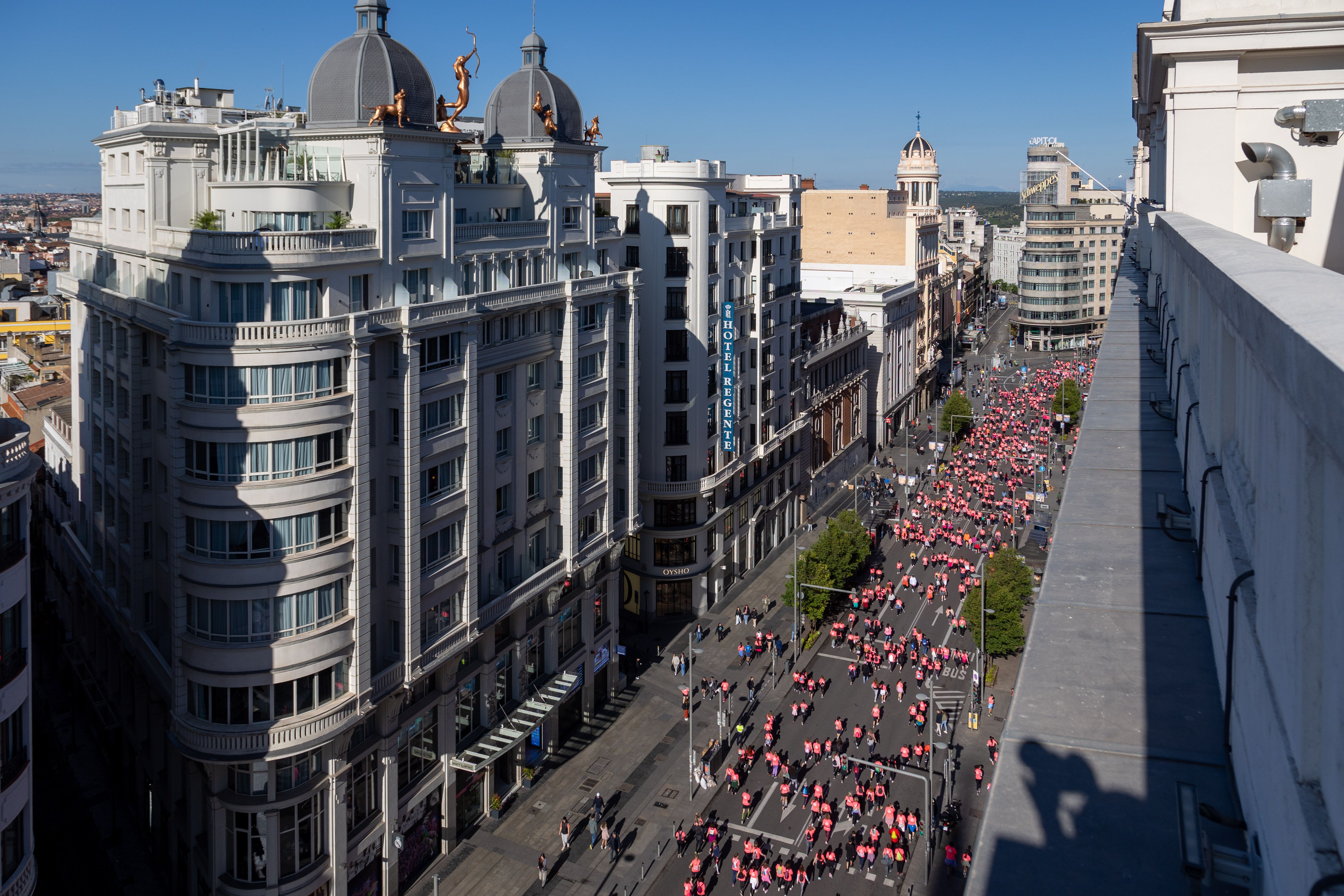 El espectacular paso de la Carrera de la Mujer Central Lechera Asturiana de Madrid por la Gran Vía