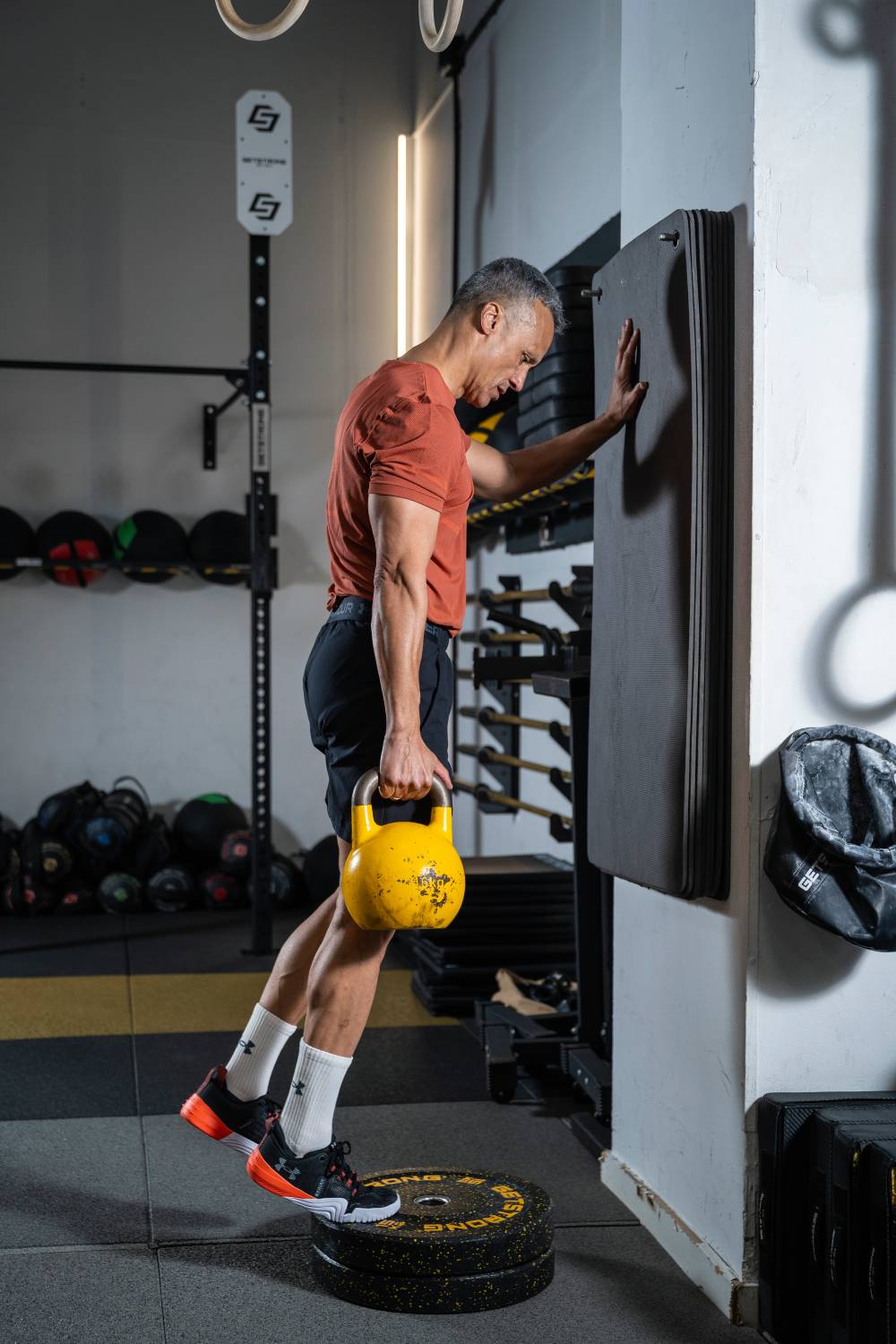 Elevaciones Gemelo 1 pierna KB. 2x15 20 cada pierna