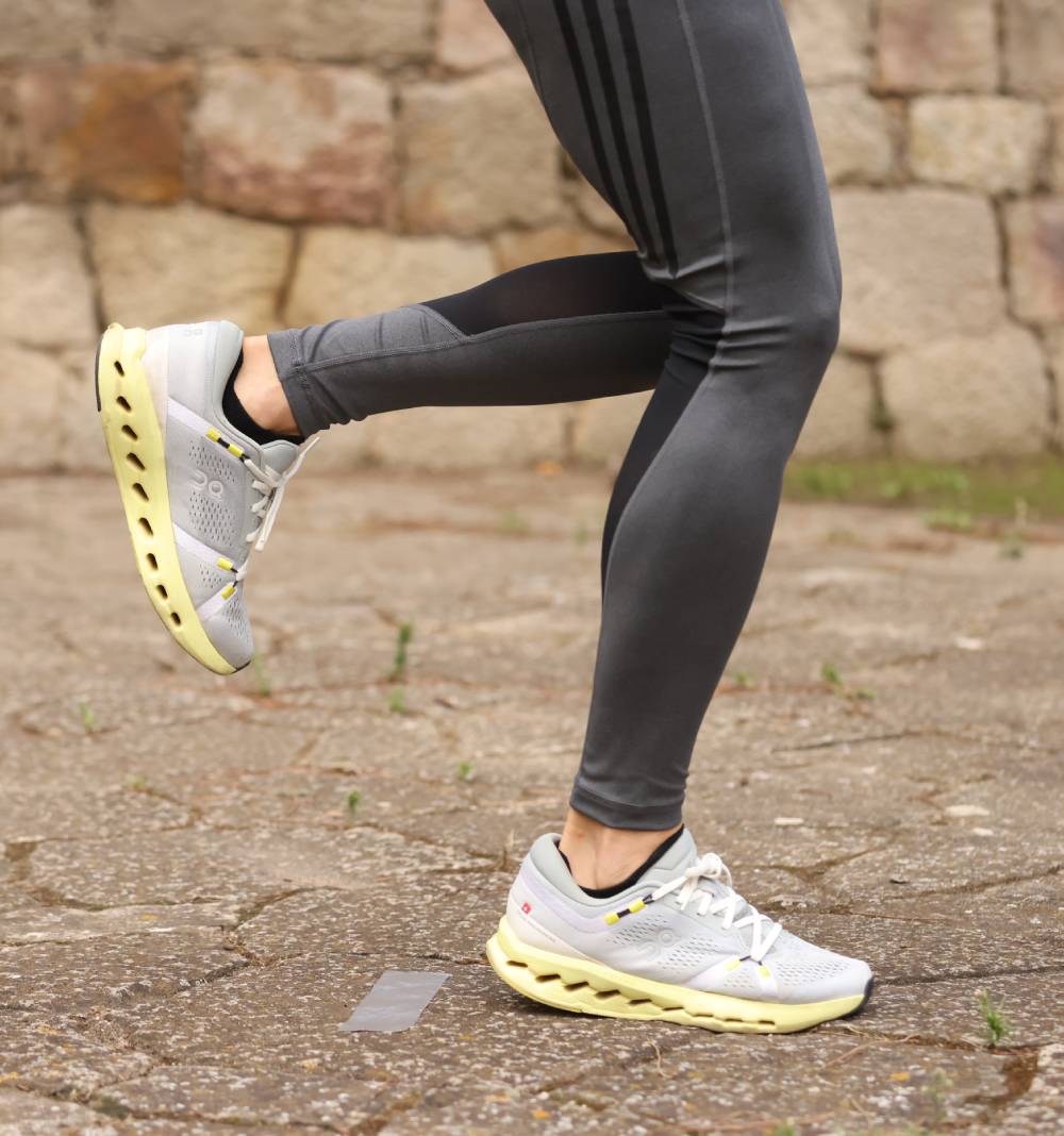 Saltos bajos con 1 pierna delante y detrás de una marca