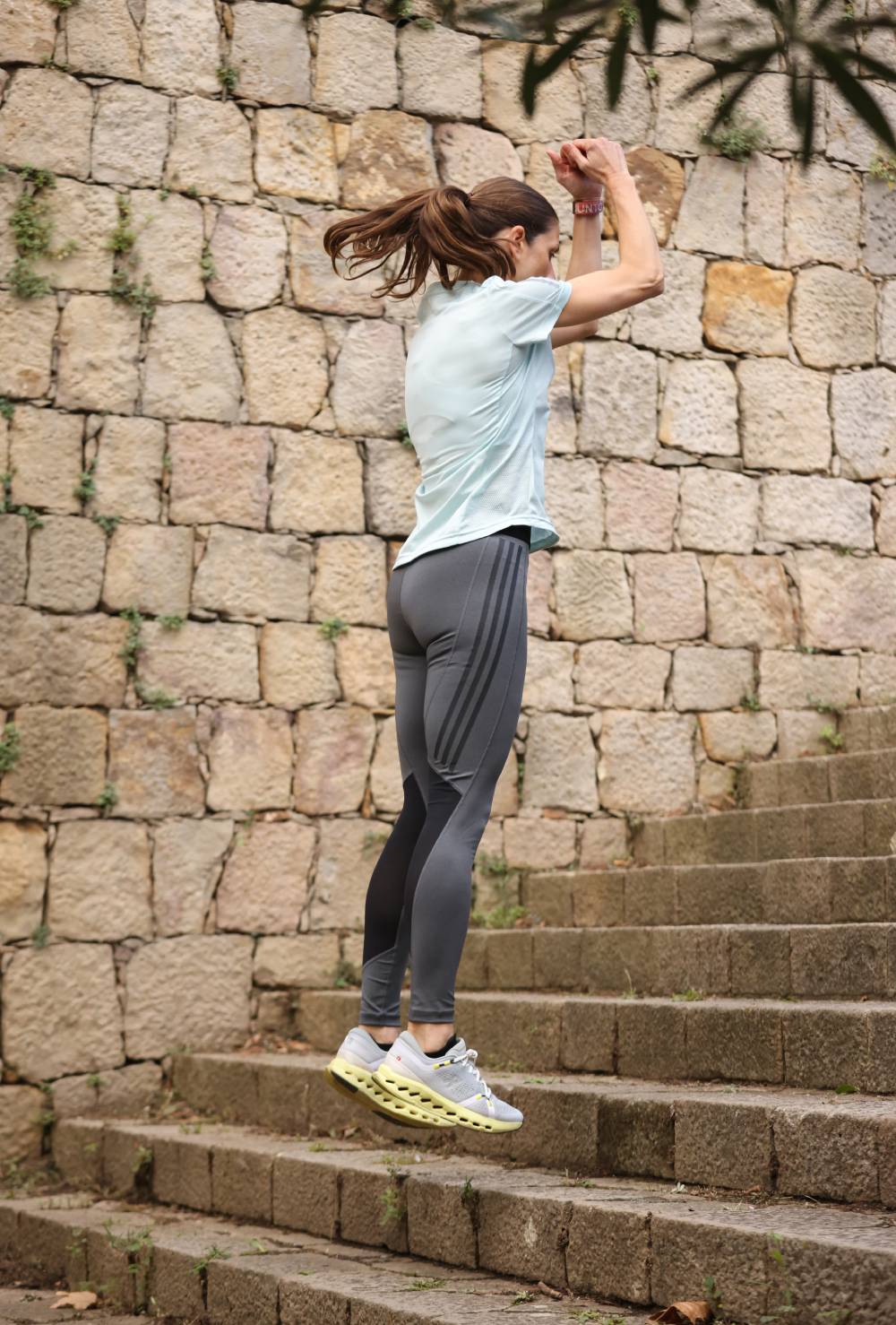 Subir escaleras saltando a pies juntos de 1 en 1