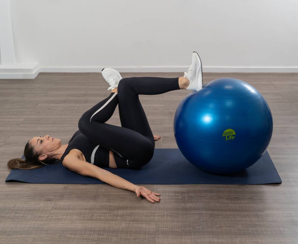 Estiramiento dinámico de glúteos con fitball