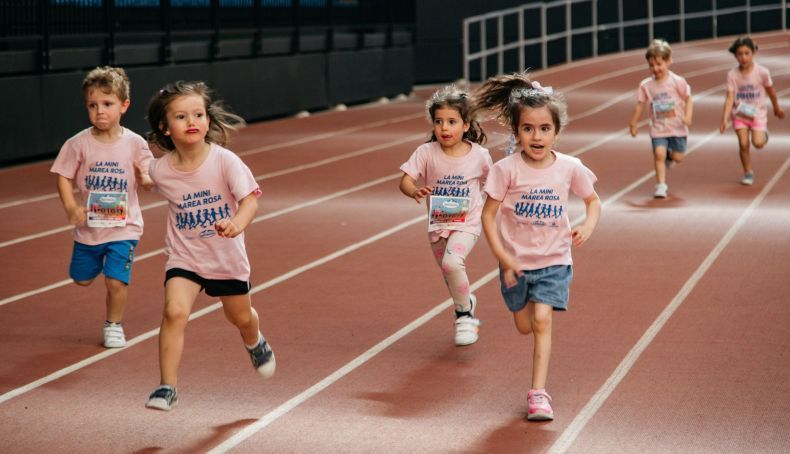 Las carreras infantiles de la Carrera de la Mujer de Madrid tienen lugar en la pista del Polideportivo Gallur