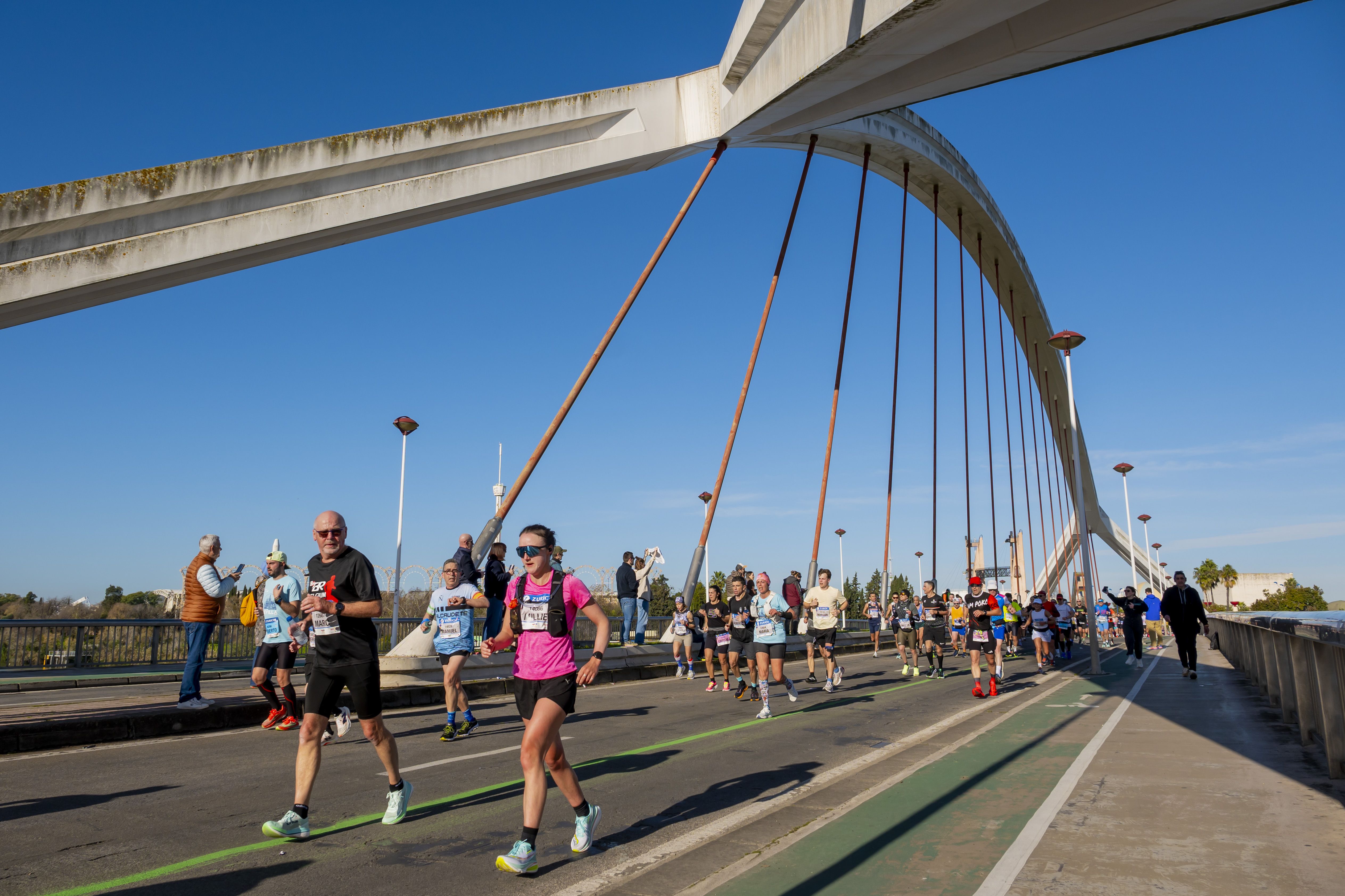 Corredores del Zurich Maratón de Sevilla 2026