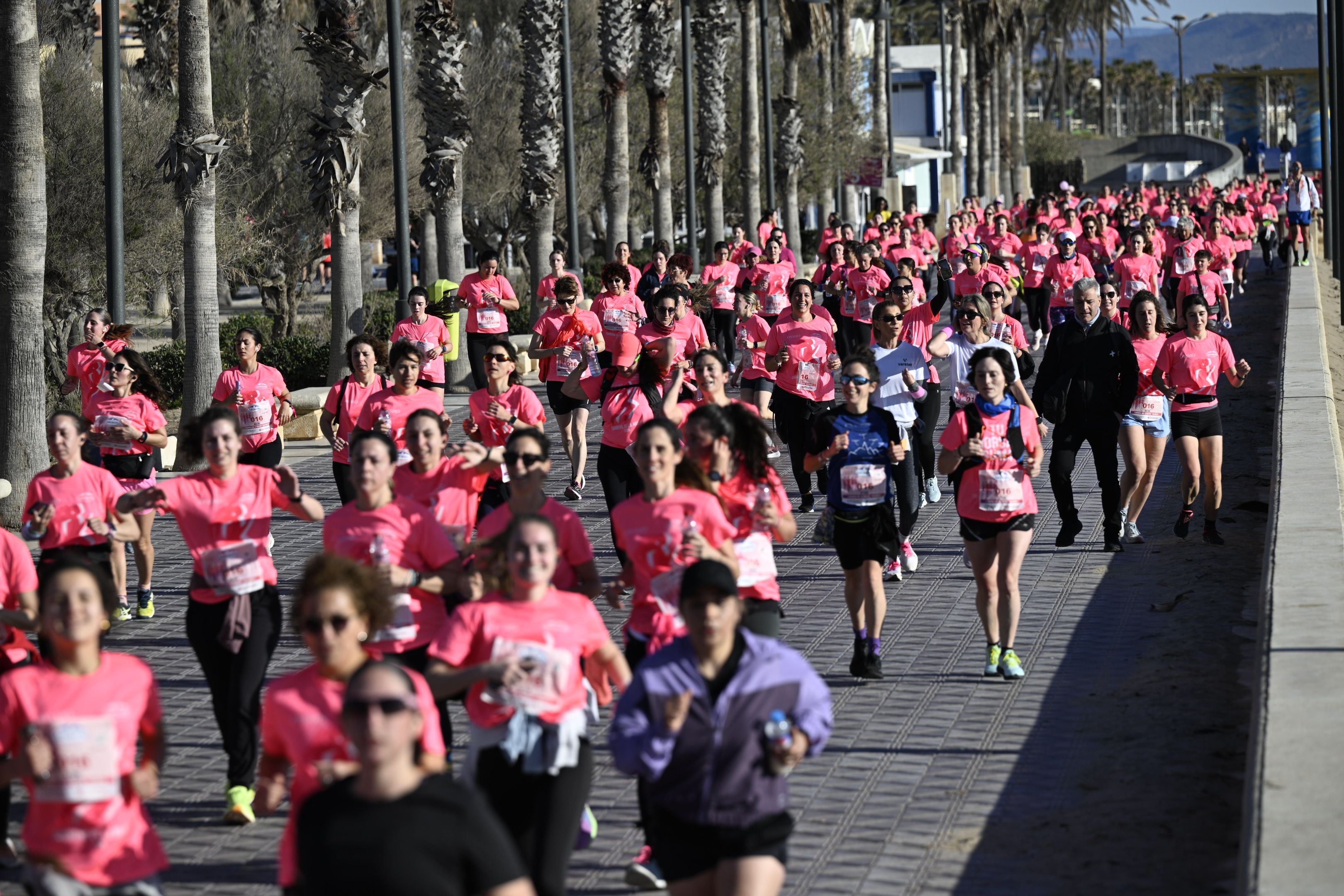 La marea rosa de la Carrera de la Mujer Central Lechera Asturiana de Valencia