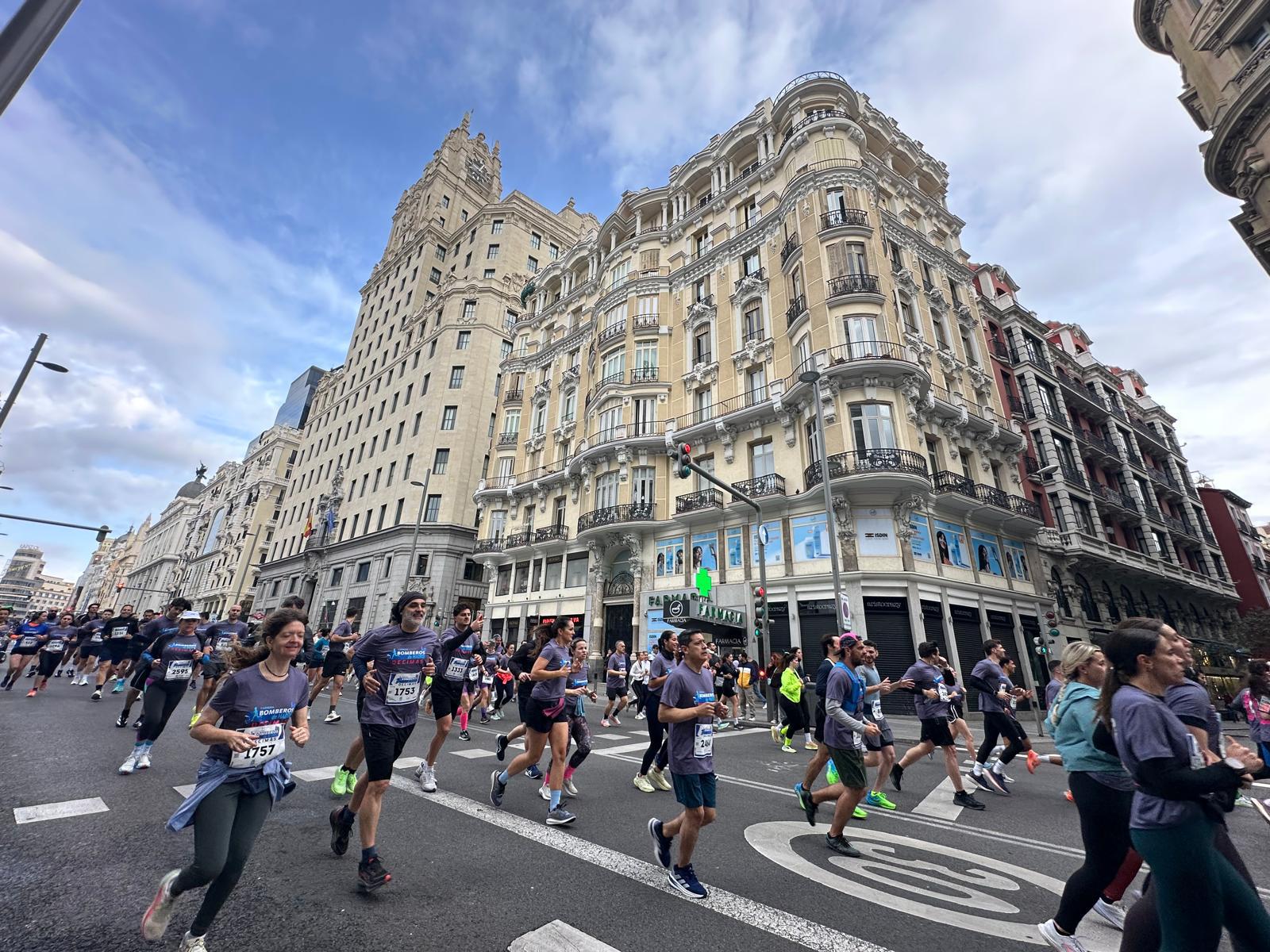 Preciosa imagen de la Carrera de Bomberos DECIMAS a su paso por la Gran Vía.