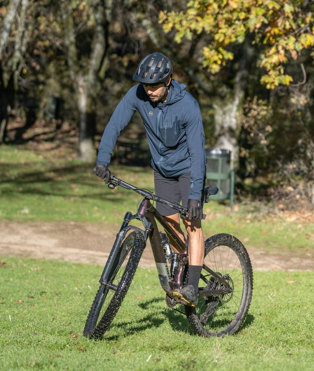 Ponte de pie sobre la bici