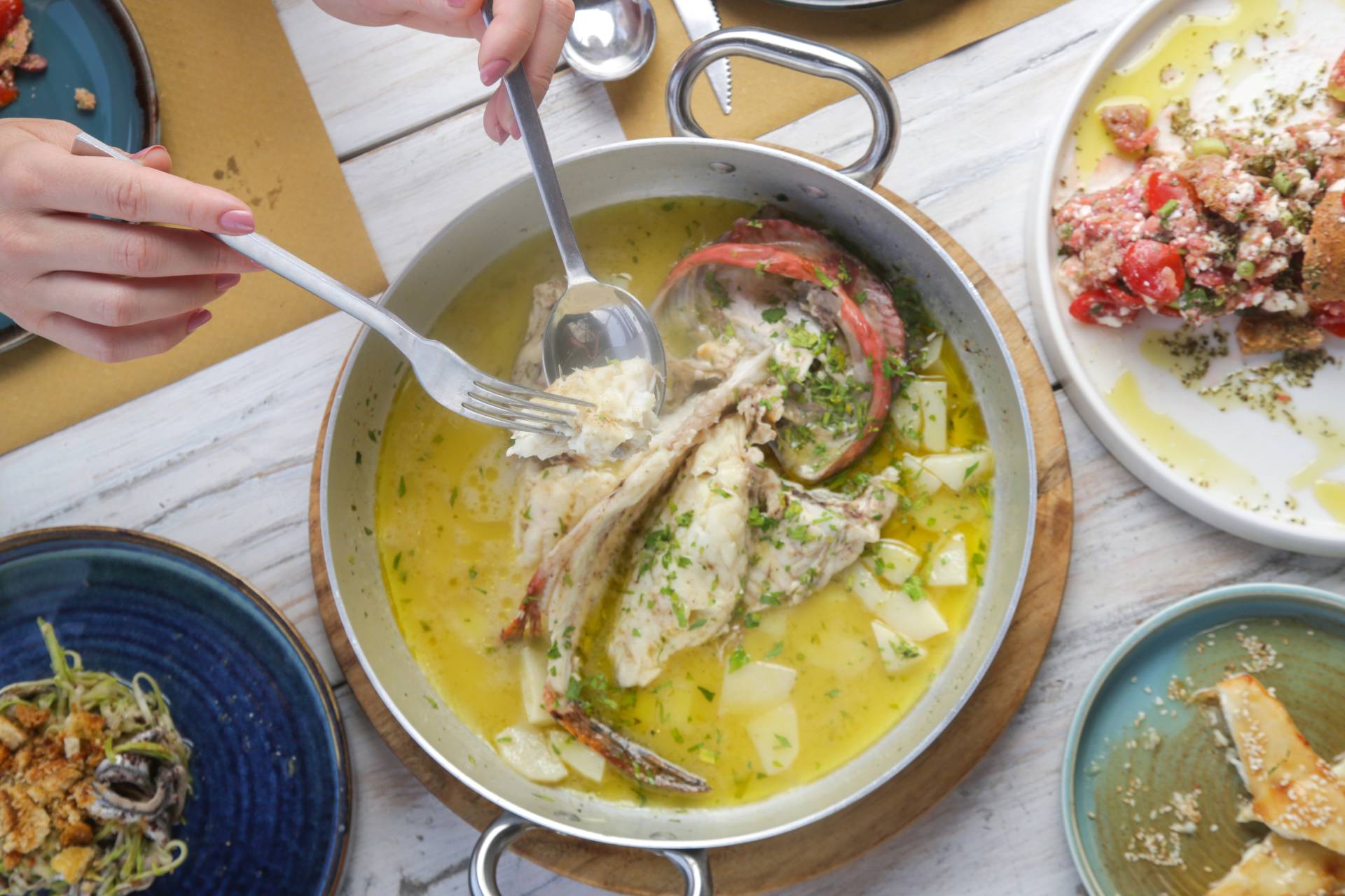 Receta de cabracho ‘en amarillo’ con patata, limón y hierbas