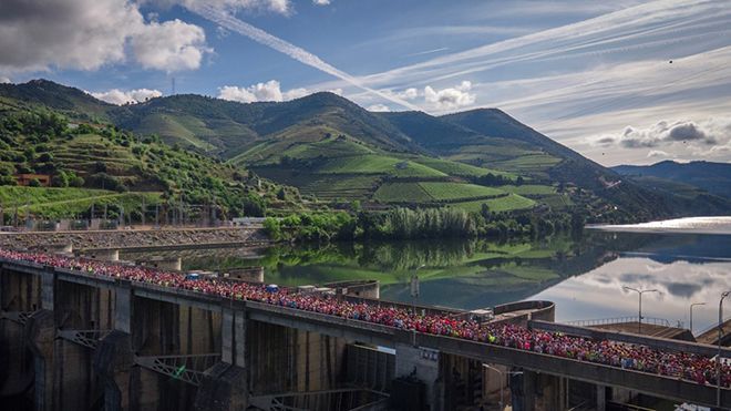 La salida de la Meia Maratona Douro Vinhateiro en el Embalse de Bagaúste 