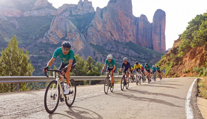 participantes de la magia del grial 2024 a su paso por los mallos de riglos participantes de la magia del grial 2024 a su paso por los mallos de riglos