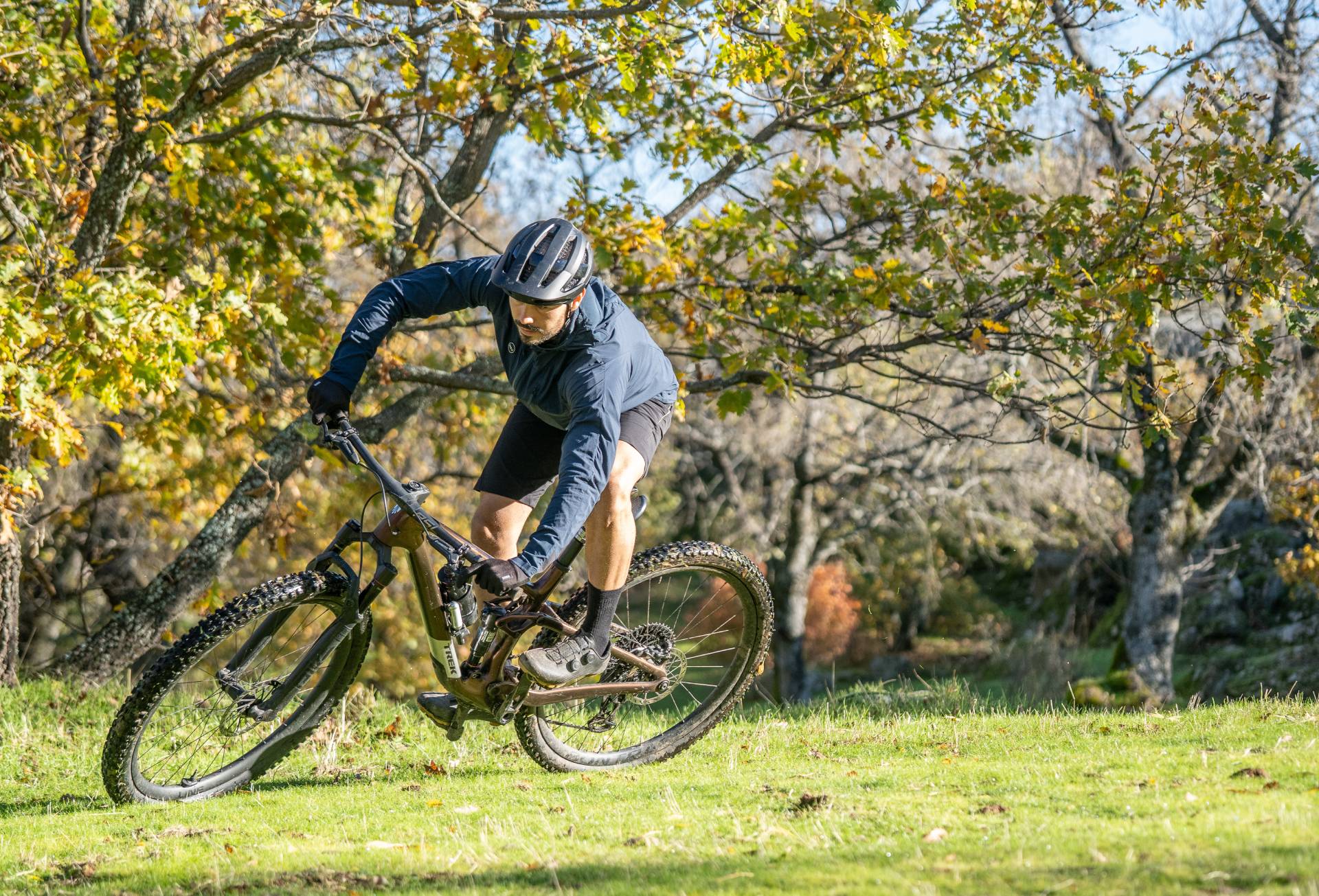 Deja de luchar contra la bici, descubre las curvas planas