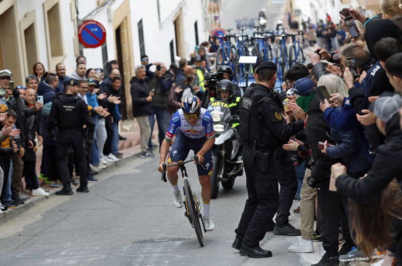 Remco Evenepoel en la rampa del 22% de la subida del Pou en Poble Nou de Benitaxell, Alicante