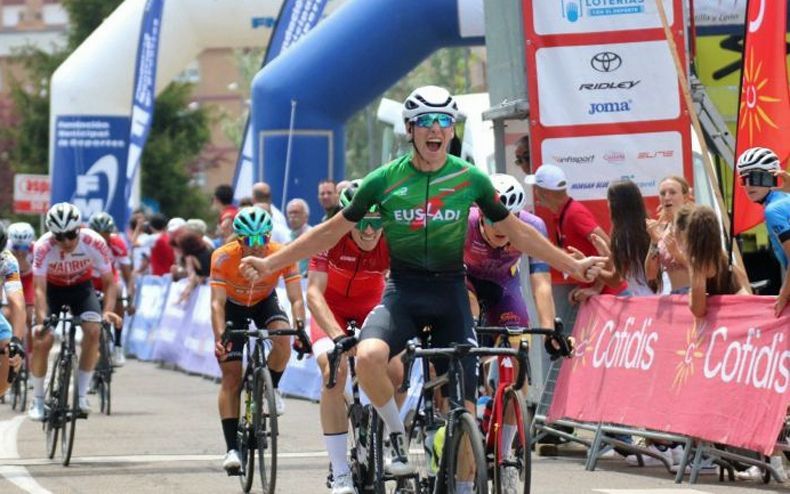 yago aguirre celebrando su victoria en el campeonato de espana junior