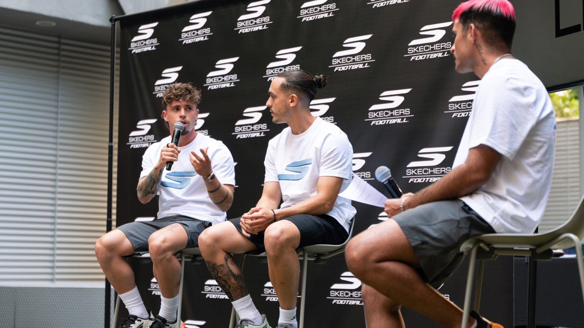 Ya está en marca 'Skechers Football Lab'.