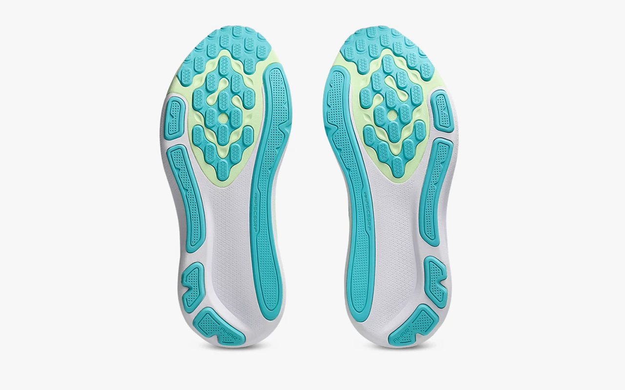 suela Kayano 33