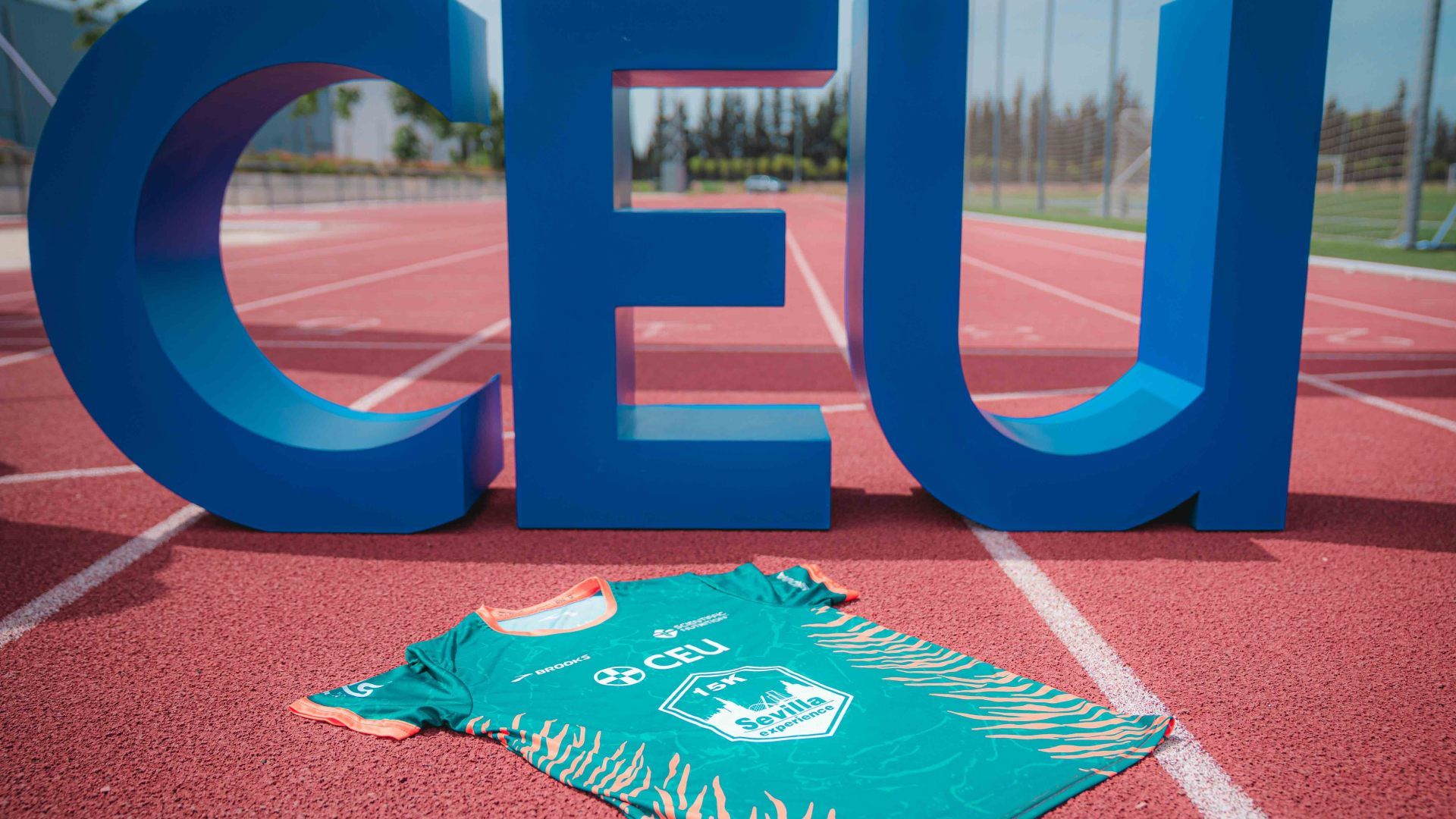 La tercera edición del CEU Sevilla 15k Experience presenta su camiseta oficial.