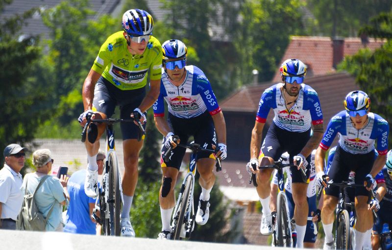 Florian Lipowitz  con el maillot verde de líder  viene de imponerse con autoridad en la Vuelta a Eslovenia.