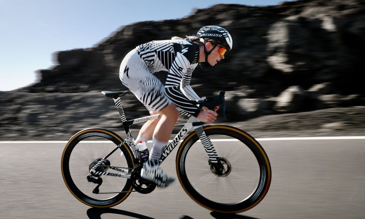 Demi Vollering rodando con un prototipo de la S-Works Tarmac SL9 