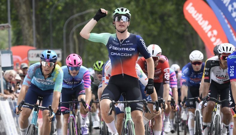 olav kooij se estrena con el decathlon ganando la 1a etapa de boucles de la mayenne 2 790x454