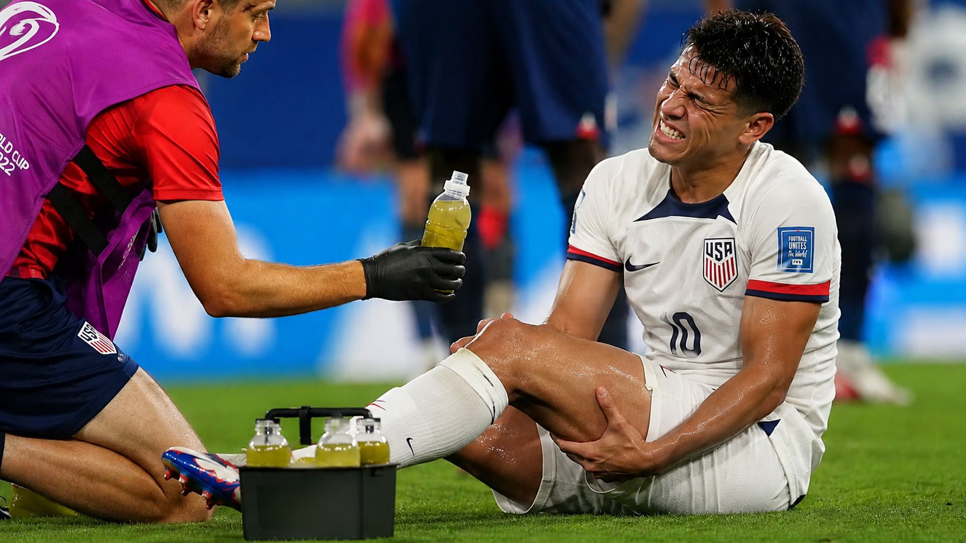 El sorprendente líquido que beben los futbolistas cuando sufren calambres. (Imagen generada con ChatGPT)