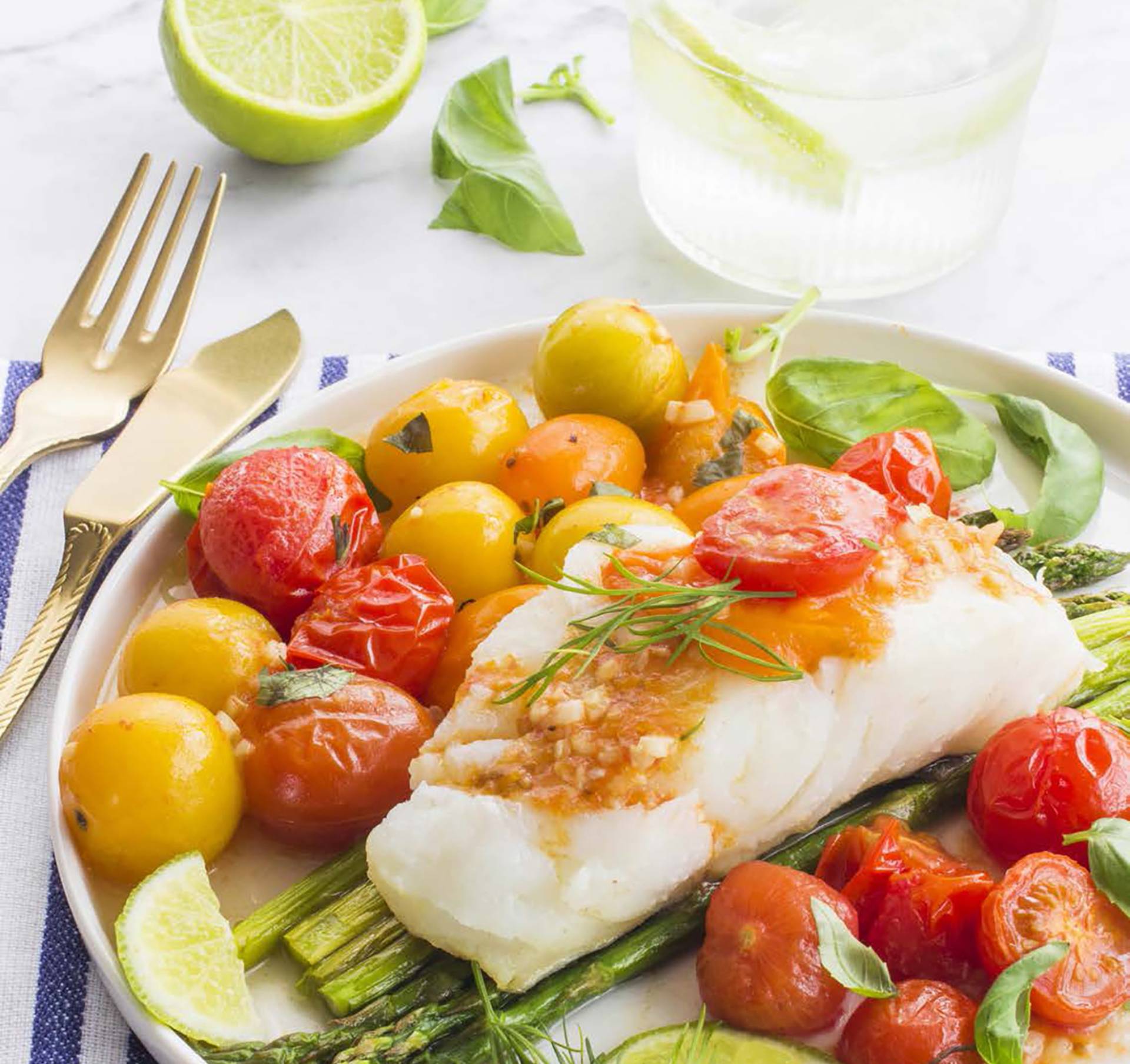 Receta rápida con freidora de aire  Bacalao con tomates cherry y espárragos verdes