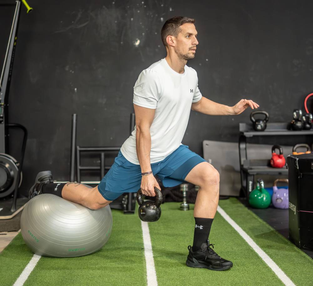 Zancada atrás con control fitball y contrapeso